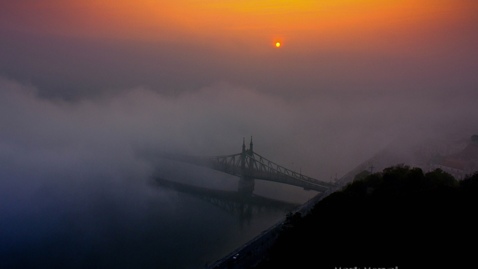 Világhírűvé tette a fiatal fotóst a ködben úszó Budapest