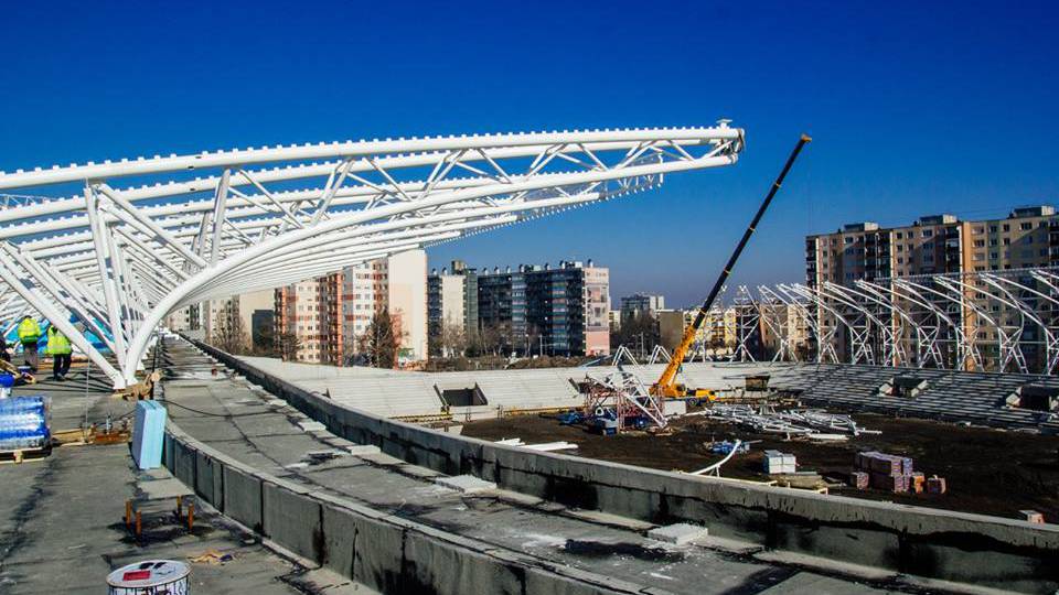 A februári napsütésben még látványosabb a sportkomplexum építése