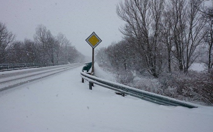 Vasi hóhelyzet: havas utak, elakadt kamionok