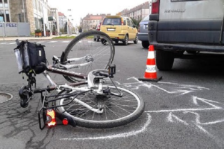 Biciklis tkztt autnak a Markusovszky utcban