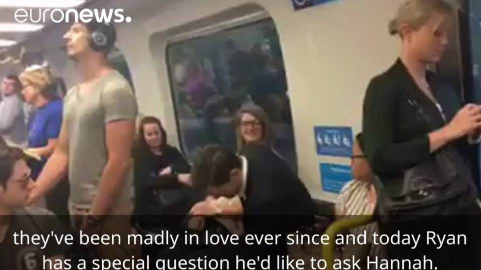 Egy zsúfolt metró kellős közepén kérte meg barátnője kezét 
