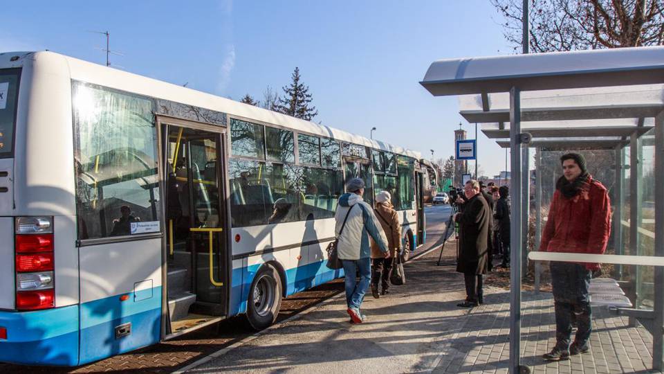 Új, fedett buszmegállót avattunk a Brenner körúton