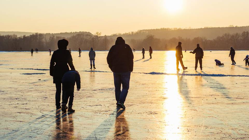 A tiltás ellenére simán korcsolyáznak a lukácsházi tónál
