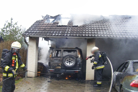 Garázstűz Náraiban: Két autó kiégett, személyi sérülés nem történt