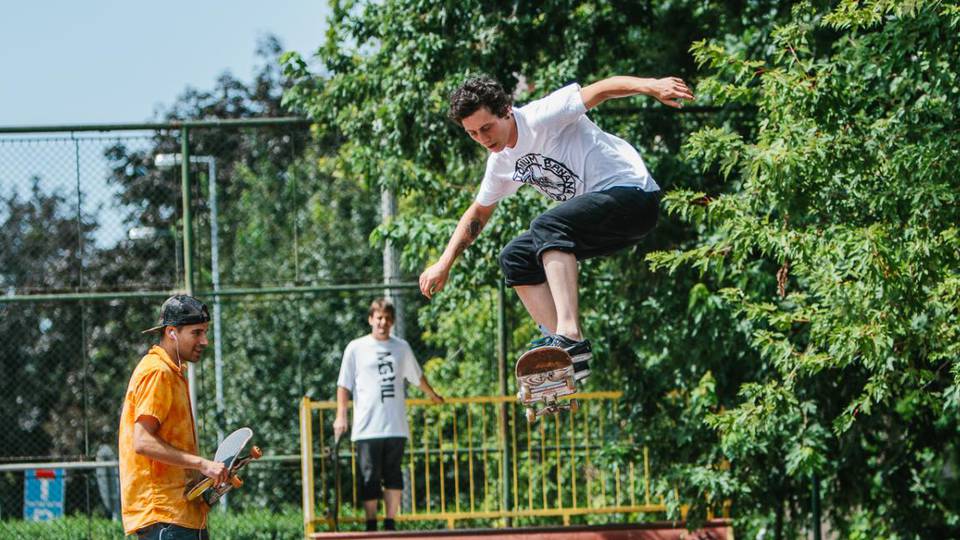 Trükkök földön és levegőben: gördeszkások versenyeztek Szombathelyen 