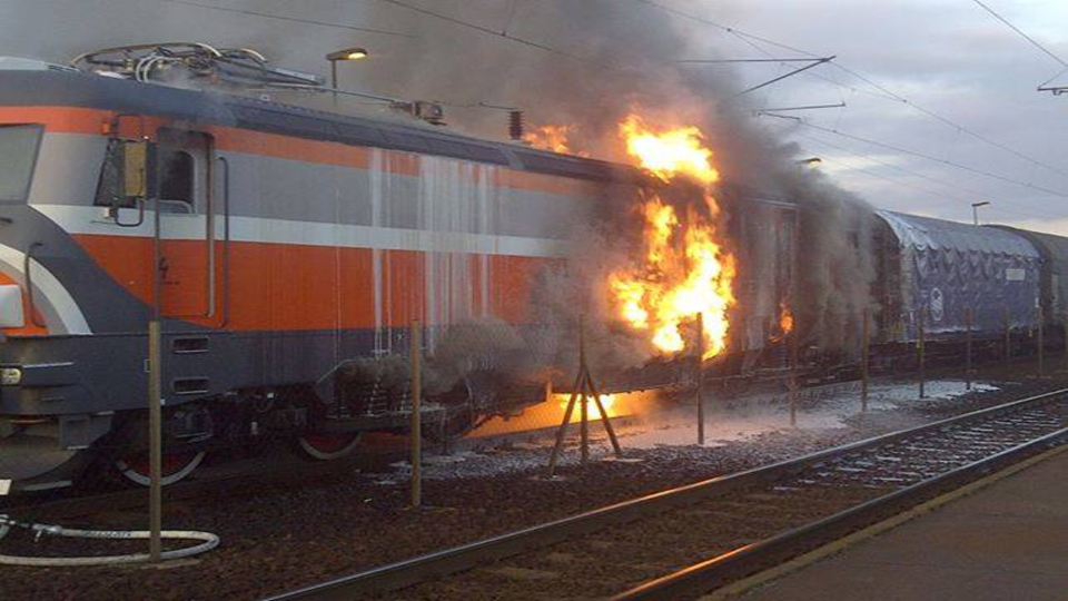 Mozdonytűz: a vezető rövid időn belül eloltotta a tüzet, senki nem sérült meg