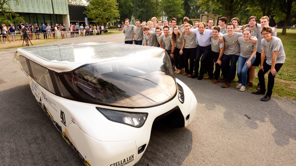 Itt a jövő autója: energiát termel és intelligens
