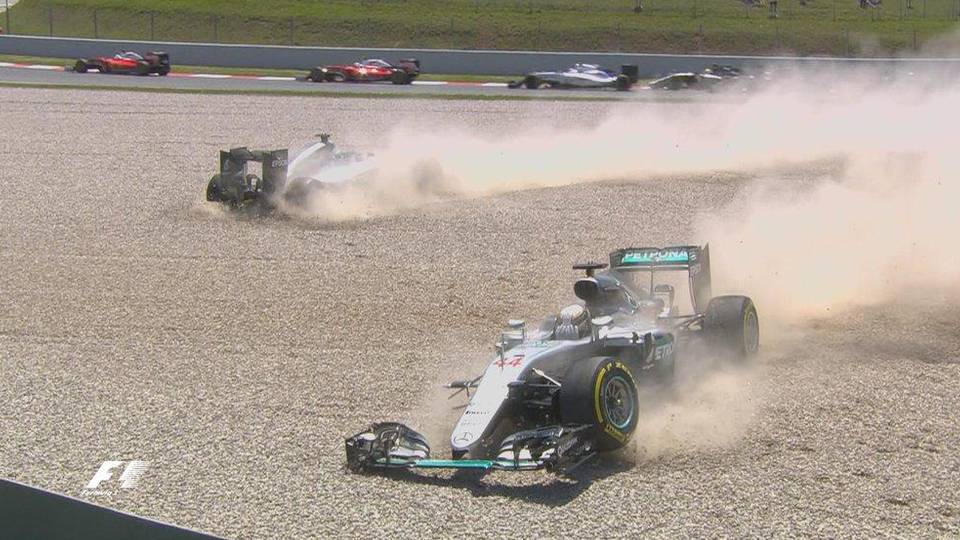 A Mercedesek kiestek, győzött a 18 éves Max Verstappen!