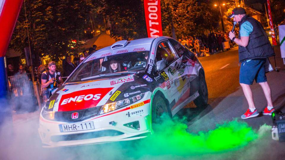 Rallye-éjszaka az Iseumnál és a Fő téren