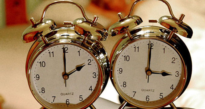 Vasárnap egy órával kevesebbet alszunk: Állítsa át óráját!