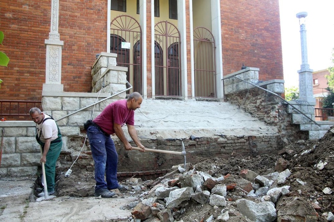 Megújul a Református templom lépcsője, a bontás már elkezdődött