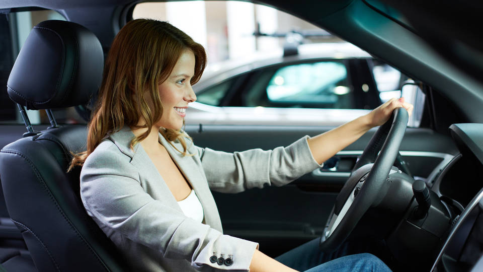 Az alacsony nők tizenöt nagy problémája autóvezetés közben