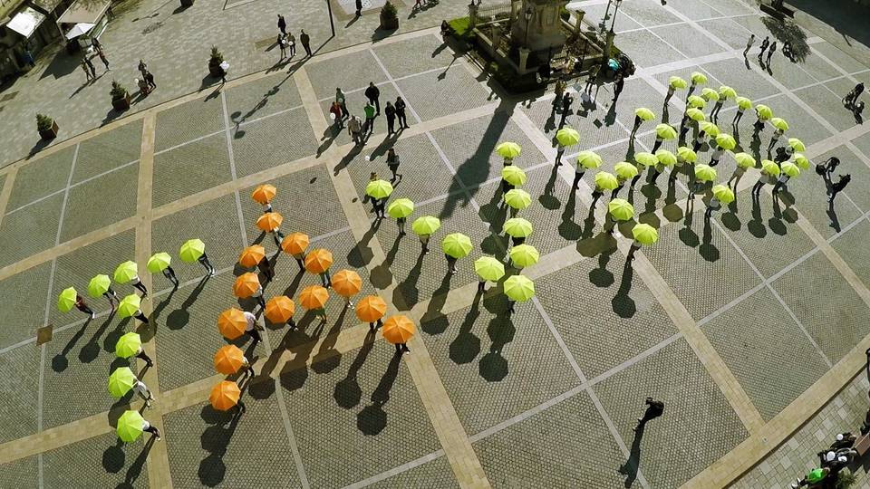Esernyőkkel a biomasszáért - Távhő flashmob a Fő téren