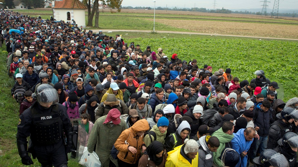 Megkéseltek egy migránst, egy nap alatt 12 ezren érkeztek Szlovéniába