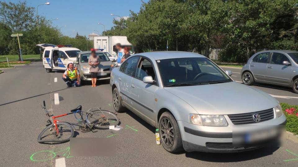 Biciklis ütött el egy Volkswagent az emlékműnél