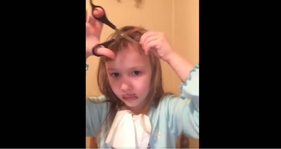 Jajj! Egy kislány csinálta meg saját frizuráját, és sminkjét