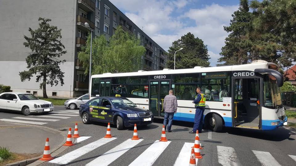 Lezárták a Paragvári utcát a Szűrcsapó utcánál, busz ütközött taxival