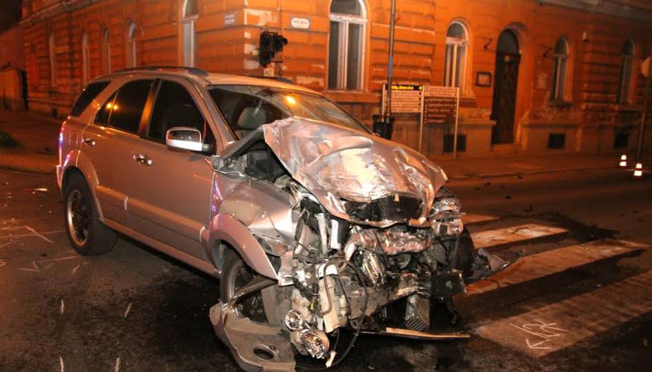 Rommá tört egy terepjárót a Petőfi Sándor utcában egy busz