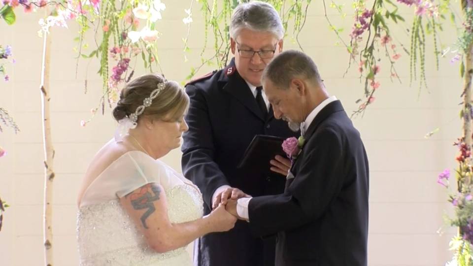 Összeházasodott a hajléktalan pár, számukra ez volt a csoda