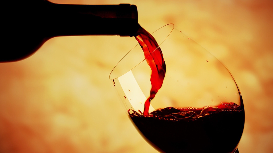 13 ezer liter ihatatlan bort talált a Nébih