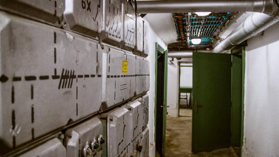 Bejutottunk a zöld ajtós, hidegháborús romantikával átitatott bunkerbe Szombathely szívében