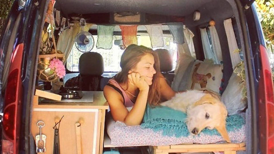 Lakóautót épített magának az olasz csaj, hogy a kutyájával körbeutazhassa a világot