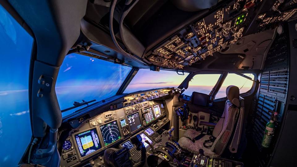 Ilyen a naplemente Vas megye felett egy utasszállító repülőgép pilótafülkéjéből