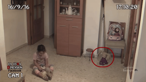 A lakás biztonsági kamerái rögzítették a kislányt zaklató paranormális jelenségeket
