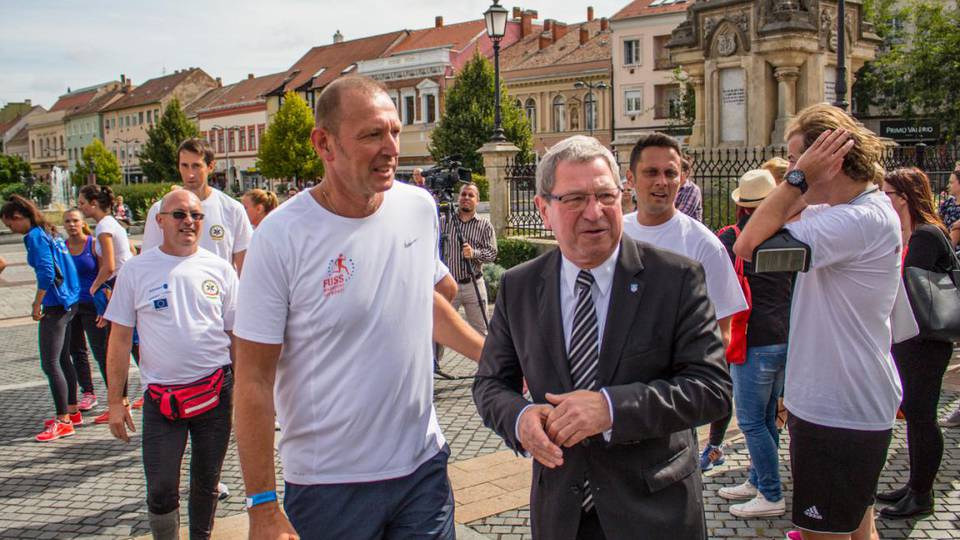 Győrfi Pállal az élen futott be az egészségért küzdő menet a szombathelyi Fő térre