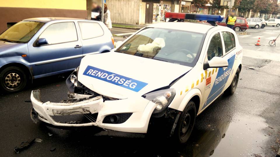 Rendőrautó karambolozott Szombathelyen a Wesselényi utcában