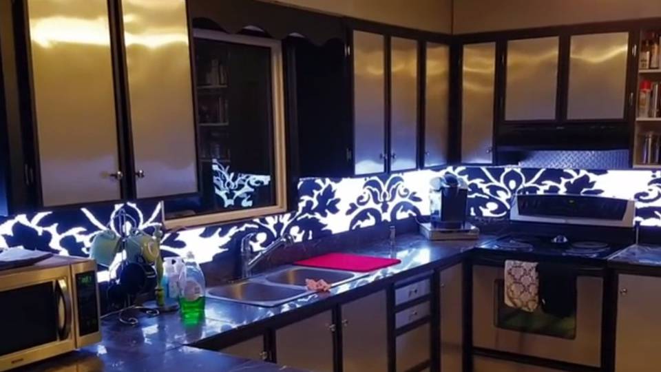 Az új konyhai LED-világításon akár még hokimeccseket is nézhetünk