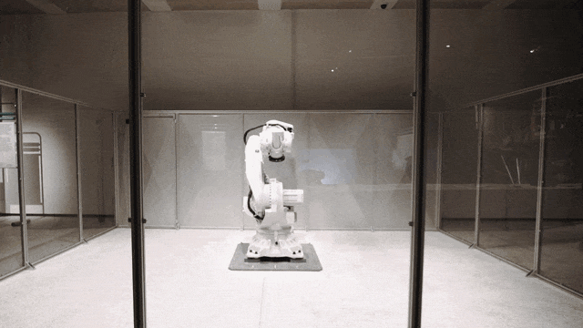 Az újraprogramozás után az ipari robot kíváncsi lett, majd unatkozni kezdett