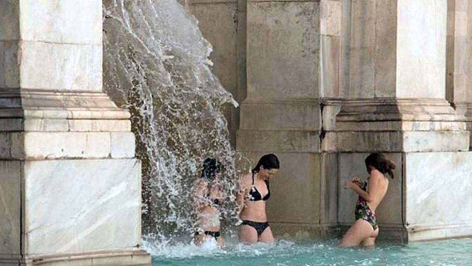 Róma népének csúnyán elborult az agya a szökőkútban fürdőző csajok miatt