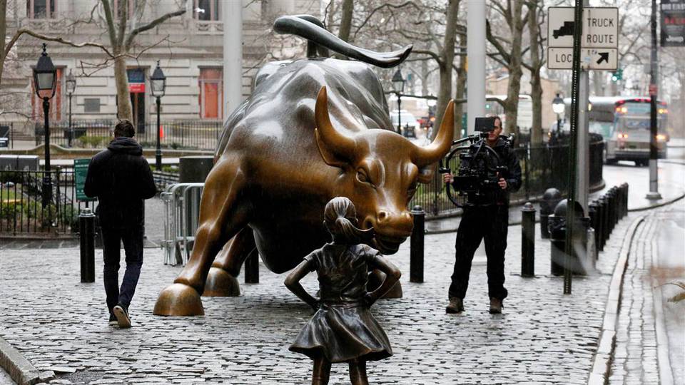 A Wall Street ikonikus bikája most egy kislánnyal néz farkasszemet