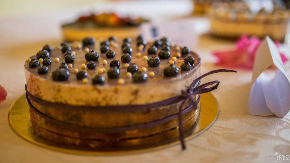 Mi az? Gyümölcsös, krémes, könnyű… – ez lett az idei Savaria Történelmi Karnevál tortája!
