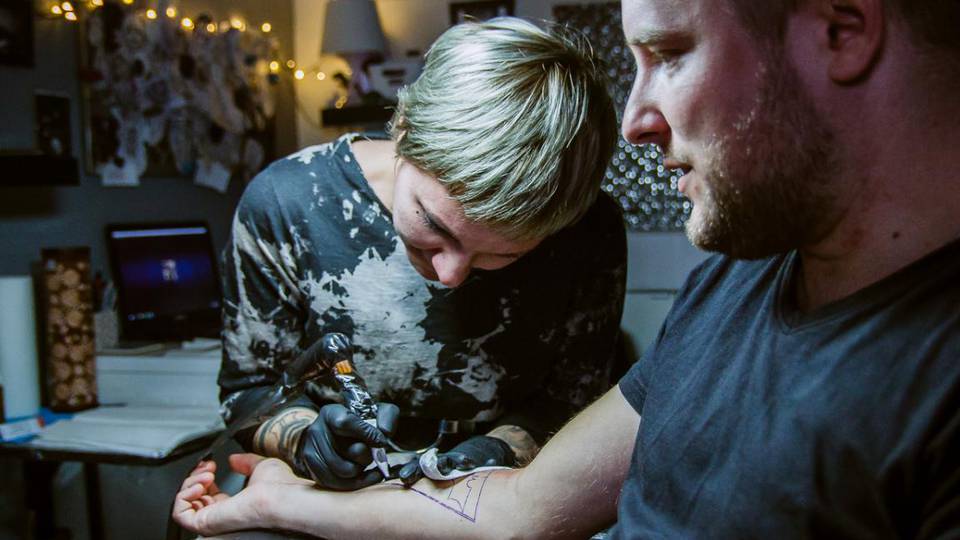 Franken Vivien szuperhős-segélyhívóvá tetoválta Farkas Beni kollégánk alkarját