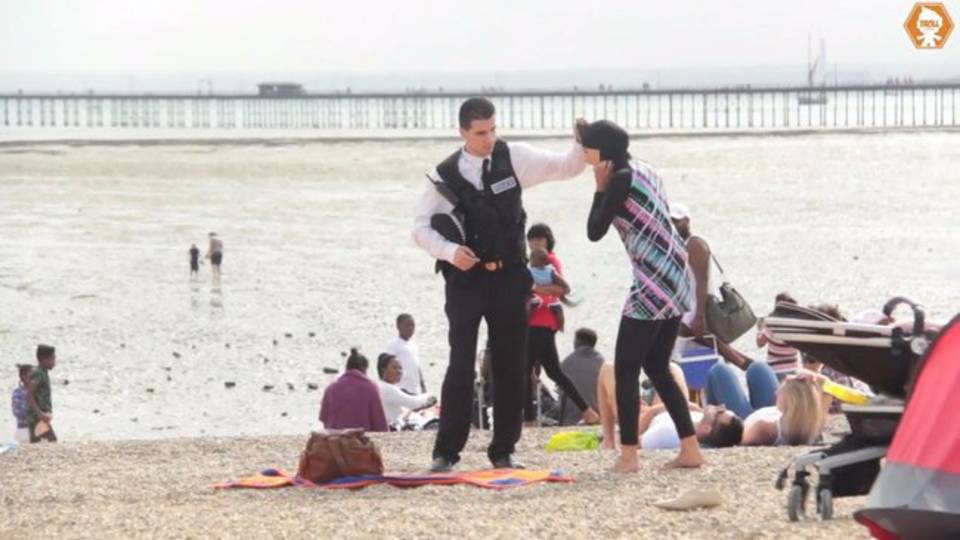 Muszlim nőt akart levetkőztetni a tengerparton egy rendőr