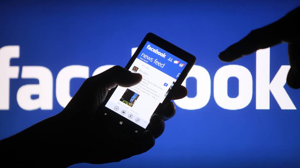 Jelezni fog a Facebook, ha kamuhírt posztolnál