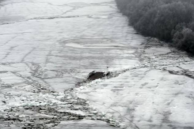 Félelmetes látványt nyújt az áradó jeges Tisza