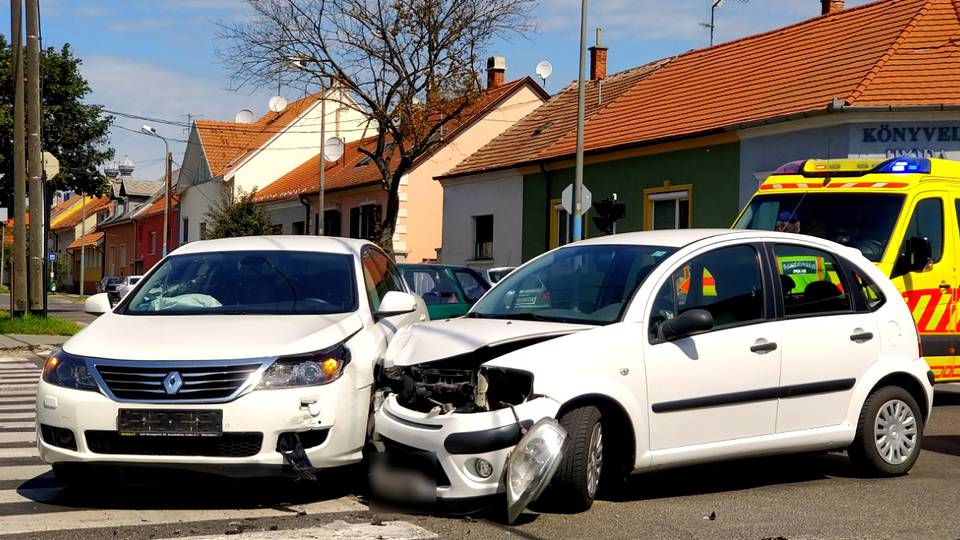 Figyelmetlenség miatt ütközött két autó Szombathelyen