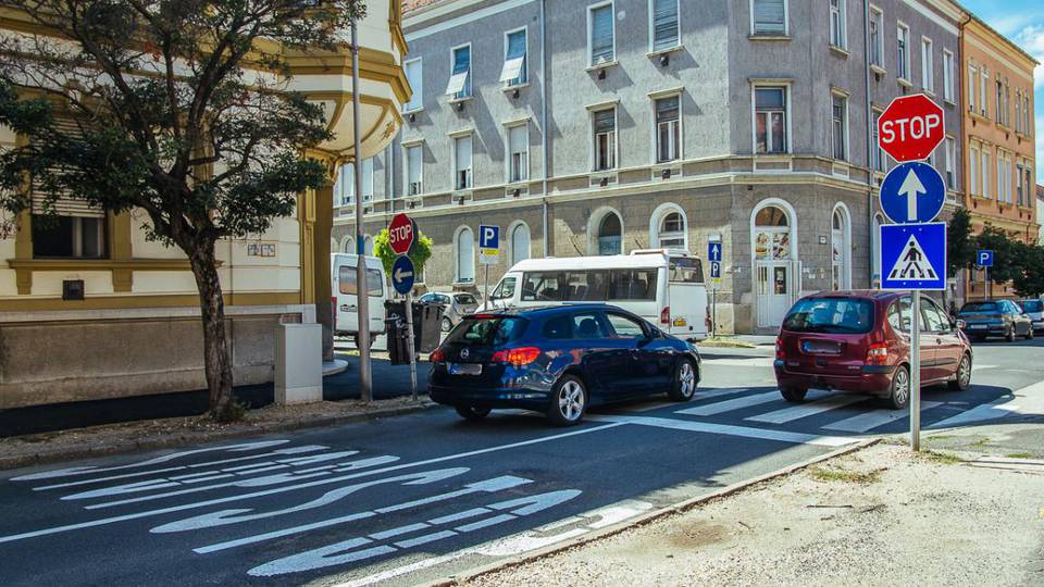 Figyelem! Új tábla segíti a közlekedést a Wesselényi utcában