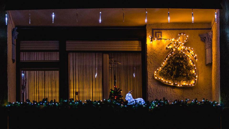 Szombathely ablakain és erkélyein át mutatjuk meg az idei karácsonyt
