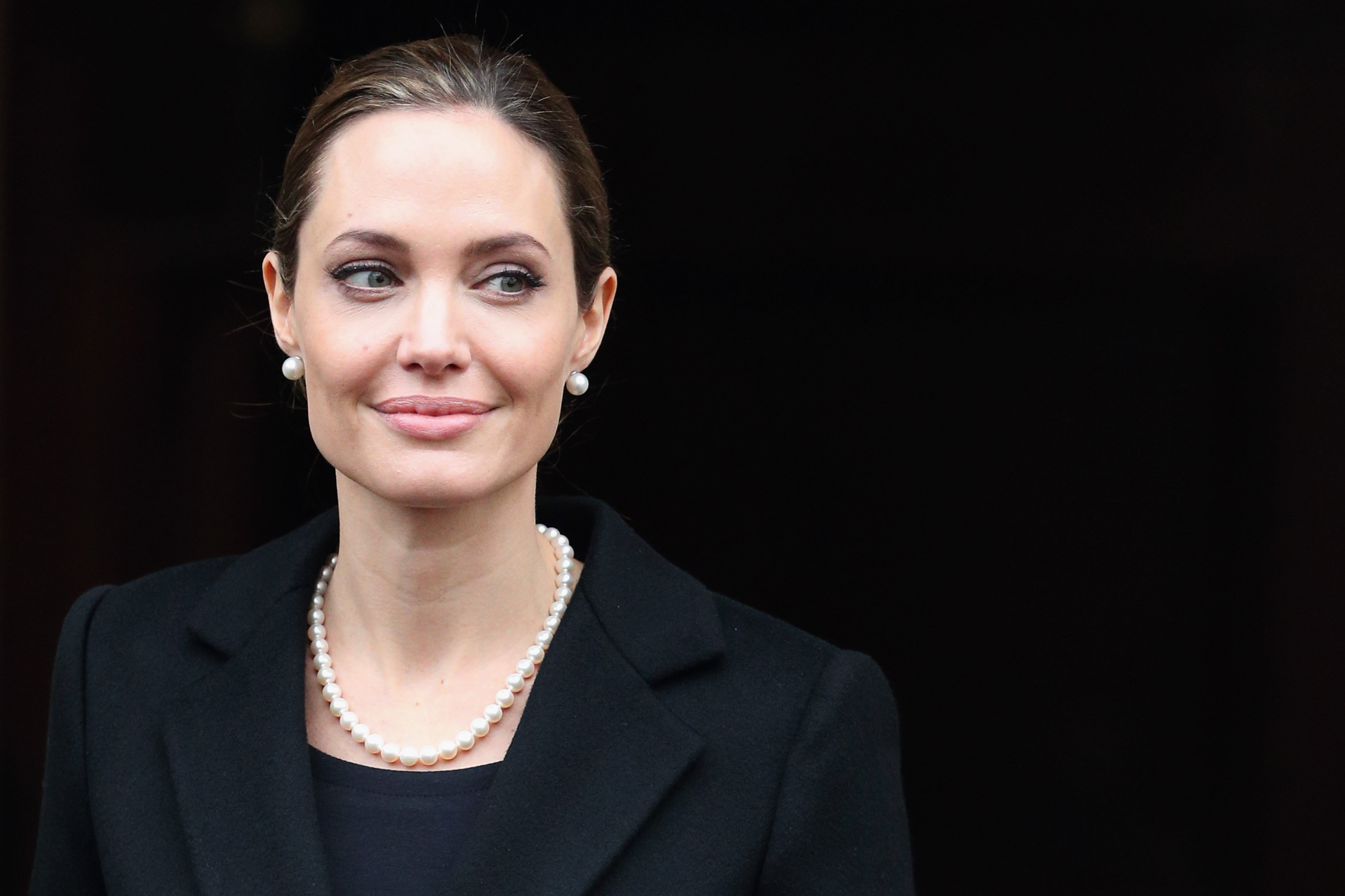 Angelina Jolie pókot sütött, majd meg is ette