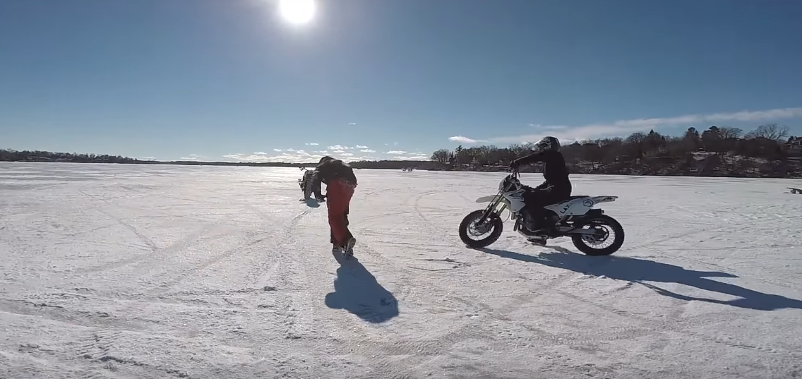 Szöges abronccsal motorozni a jégen?