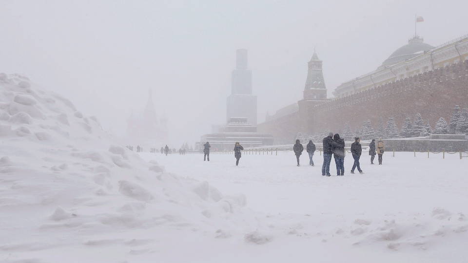 Csaknem 14 ezer munkagép takarítja a havat az oroszoknál 