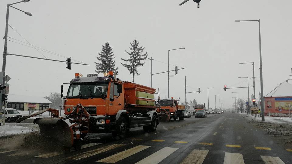 330 munkagép takarította a havat az országban