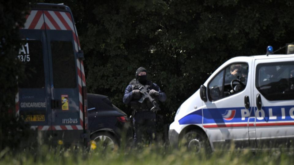 Terrorgyanú miatt nyilvántartott muszlim megkéselt egy rendőrnőt egy francia rendőrőrsön, két másik rendőrt meglőtt