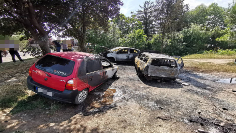 Autók lángoltak a Vérellátó mellett, hétköznapi hősöket is avattunk