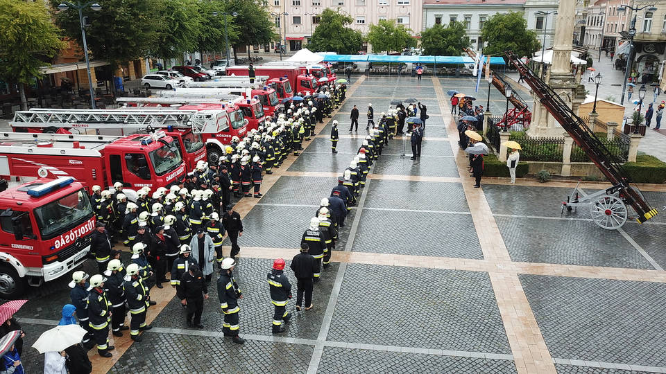 Ötödik alkalommal találkoznak a vasi tűzoltók a szombathelyi Fő téren