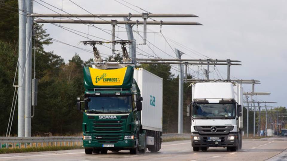 Menetközben töltődhetnek az elektromos kamionok Németországban